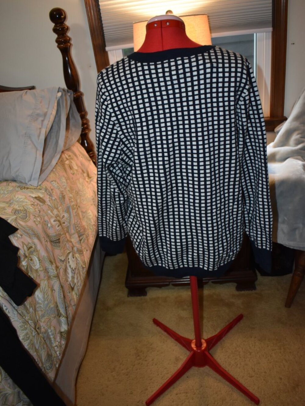 sweater - Picture 4 of 6